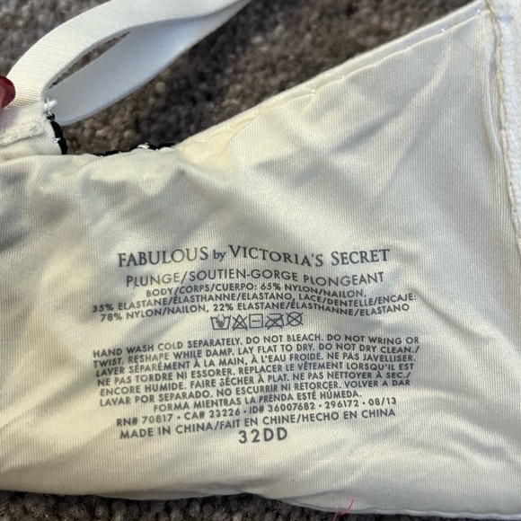 Victoria Secret Plunge Bra 32 DD - Picture 3 of 4